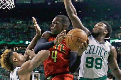 Hawks da el tiro de gracia a los Celtics