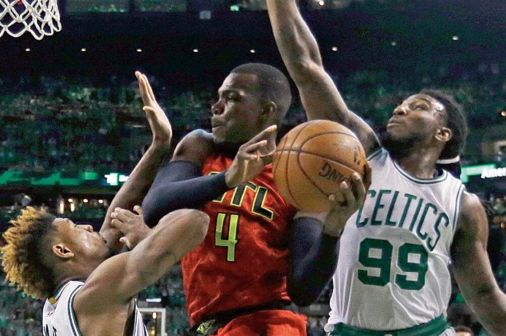 Paul Millsap (centro) estuvo en la duela más de 36 minutos (ELISE AMENDOLA. AP9