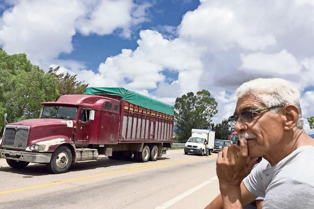 El chofer Víctor Hernández ha aprendido a cargar en sus viajes dos latas de atún y un paquete de galletas, para cualquier emergencia, pues a veces tiene que esperar con paciencia a un costado de su camión, a que abran la circulación (ISMAEL GARCÍA)