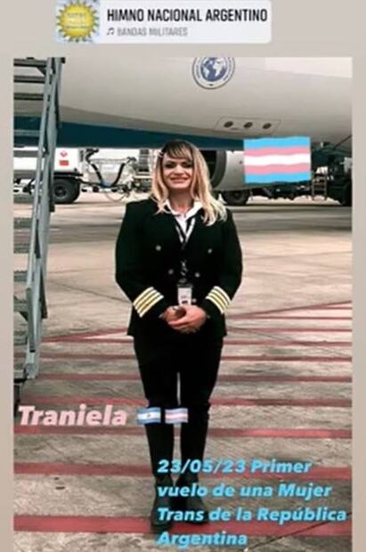 Traniela festejó en sus redes sociales su primer vuelo como piloto trans en la historia de las líneas aéreas de Argentina.
Foto: Facebook / Traniela Carle Campolieto