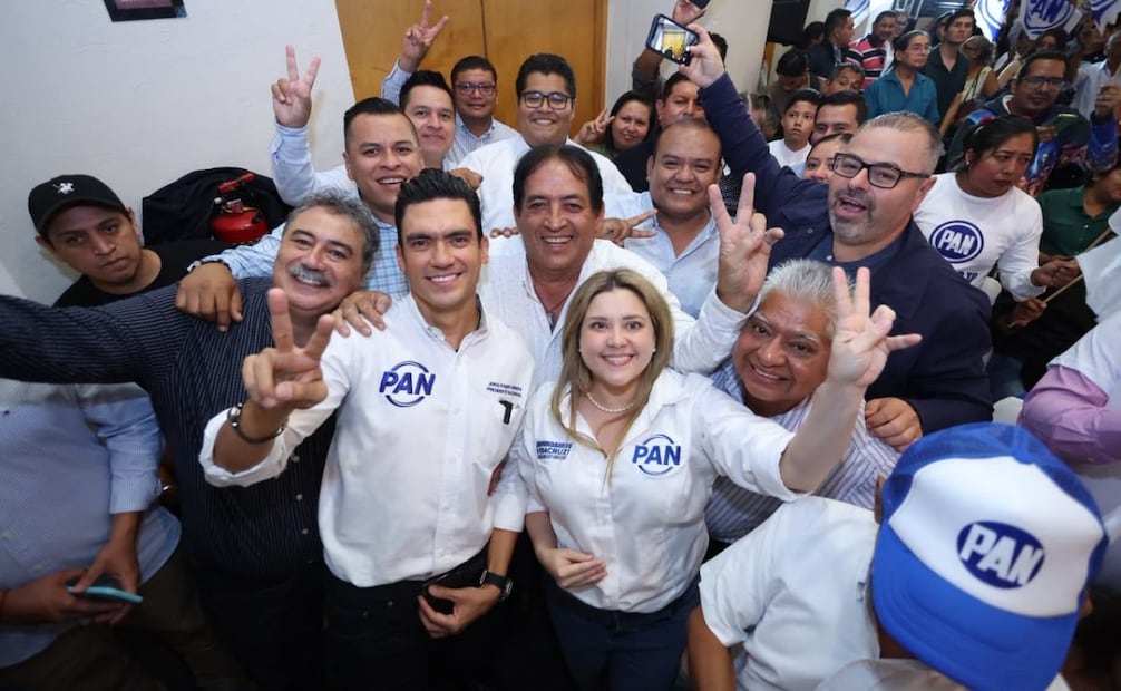 En toma de protesta de nueva dirigencia del PAN Veracruz, Jorge Romero pide cercanía ciudadana; llama a combatir la inseguridad.
Foto: Especial.