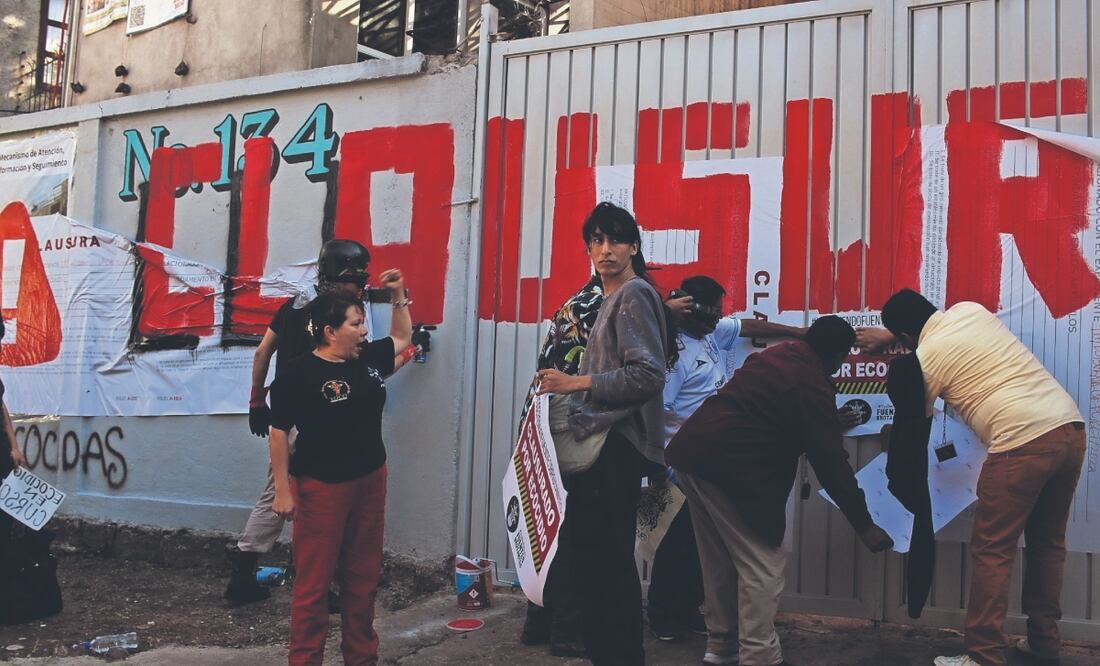 El martes, vecinos de Santa Úrsula Xitla clausuraron simbólicamente la obra en Fuentes Brotantes 134. Foto: de RAFAEL GARCÍA. EL UNIVERSAL