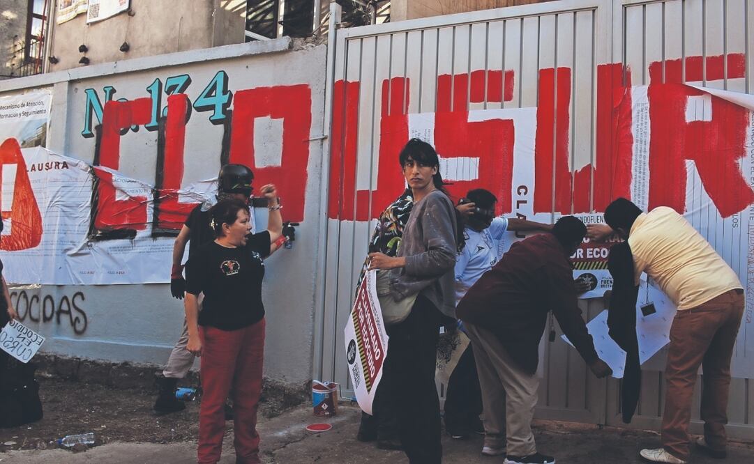 El martes, vecinos de Santa Úrsula Xitla clausuraron simbólicamente la obra en Fuentes Brotantes 134. Foto: de RAFAEL GARCÍA. EL UNIVERSAL