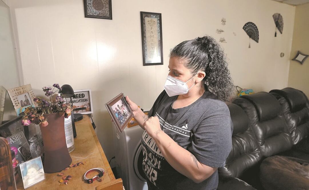 Una mujer en su departamento en West Warwick, Rhode Island; ella se enfrenta al desalojo. Foto: Steven Senne. AP