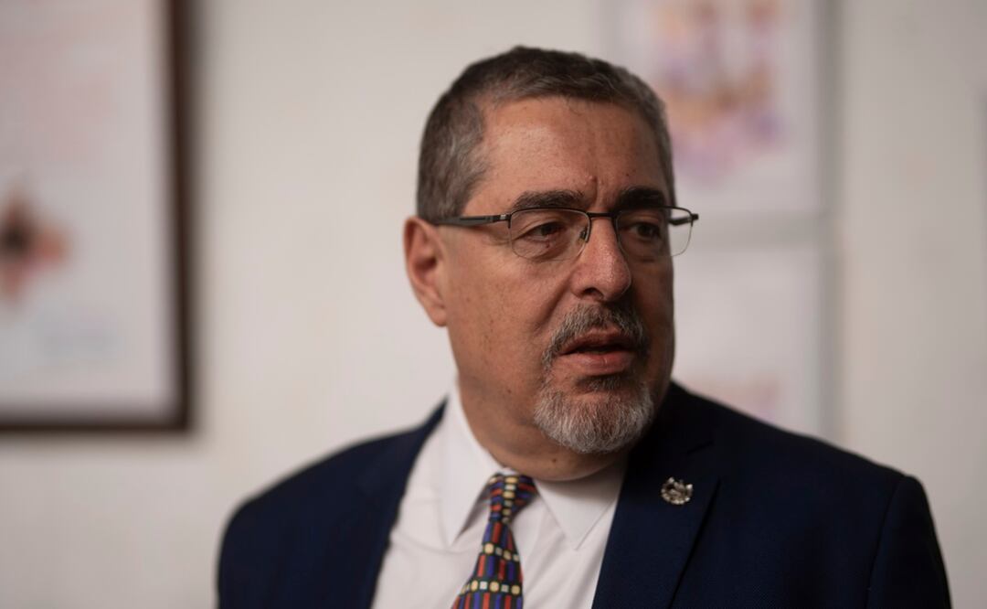 El presidente electo de Guatemala, Bernardo Arévalo, habla durante una conferencia de prensa en la ciudad de Guatemala. Foto: AP