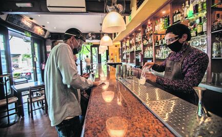 Jóvenes toman distancia de bebidas alcohólicas clásicas