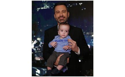 Jimmy Kimmel pide seguro para niños con su hijo en brazos