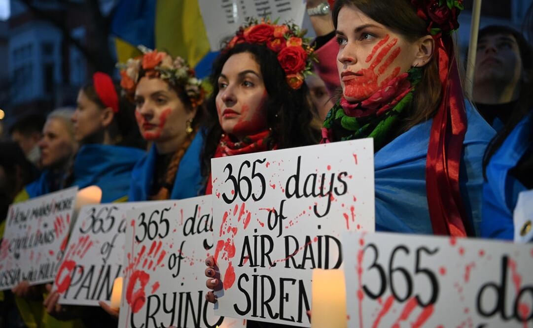 Manifestantes protestan frente a la embajada rusa contra la invasión rusa de Ucrania en Londres, Gran Bretaña, el 24 de febrero de 2023. Foto: EFE