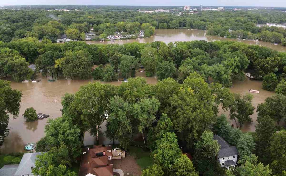Esta fotografía aérea facilitada por el Departamento de Bomberos de Indianápolis muestra inundaciones en el norte de Indianápolis, Indiana, el sábado 15 de agosto de 2026. Foto: AP