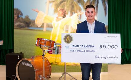 La Fundación Celia Cruz entrega beca a joven percusionista de Miami