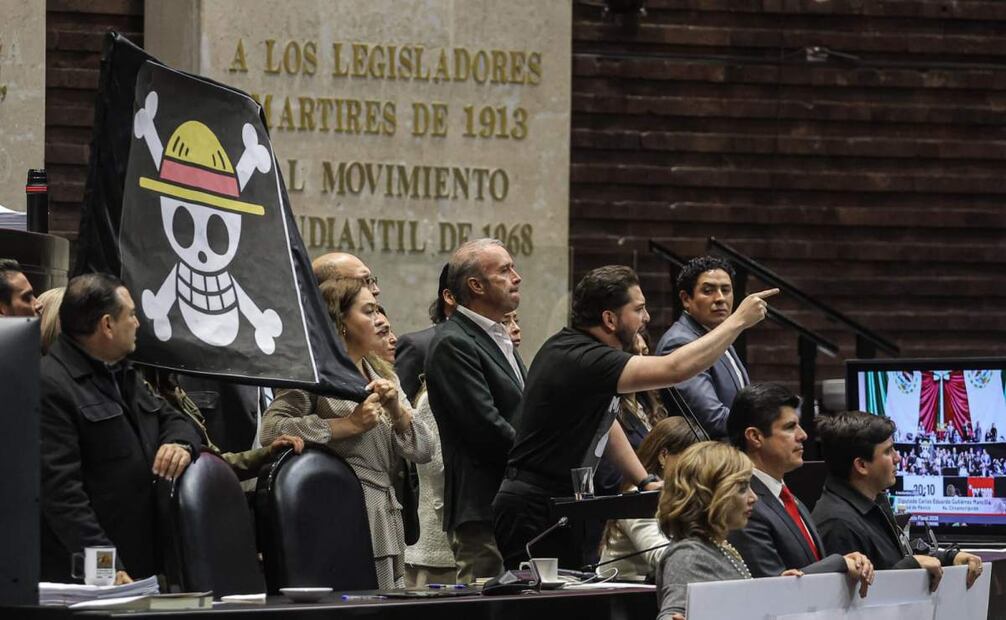 Rodeado de la bancada priista y con banderas del anime One Piece, el diputado Carlos Gutiérrez Mancilla hizo uso de la palabra en San Lázaro este martes 4 de noviembre de 2025. Foto: Gabriel Pano/ EL UNIVERSAL