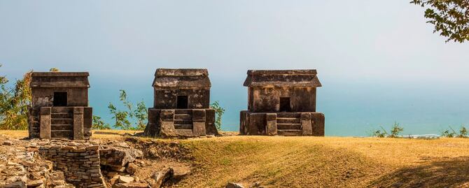 Quiahuiztlán, la curiosa zona arqueológica a la orilla del mar