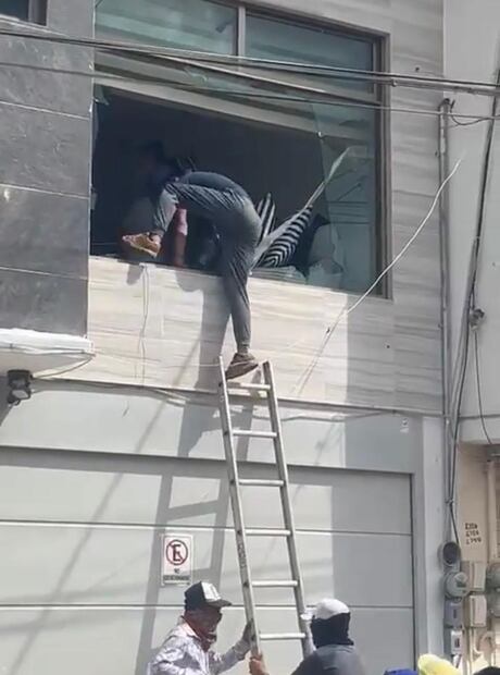 Vecinos entrando en la casa del alcalde. Foto: Especial