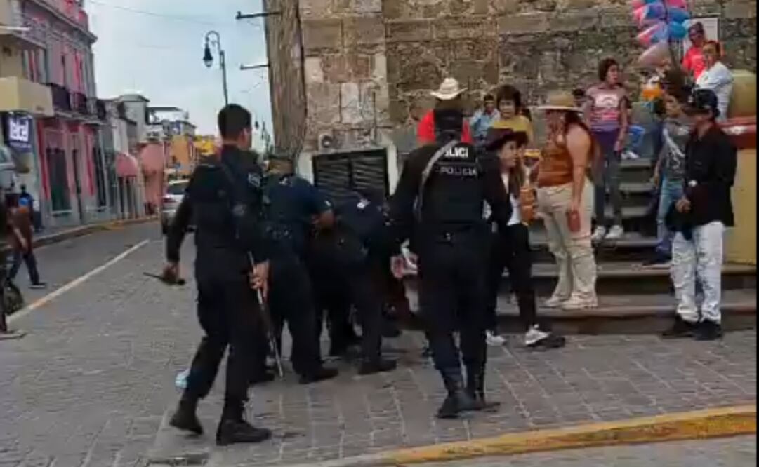 Hombre en estado de ebriedad crea pánico en turistas en centro de Tequila, Jalisco (01/08/2025). Foto: Captura de pantalla