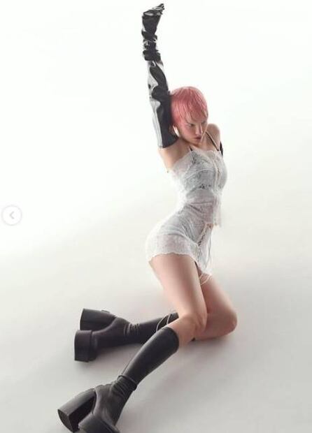 Belinda y Cazzu sorprenden con el mismo look: cabello corto y rosa