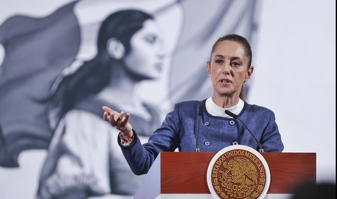 La Mandataria federal señaló que cuando alguien le solicita un fotografía no pregunta quién es o a qué se dedica. Foto: EFE