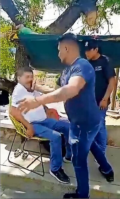 En un video se observa a criminales golpear a choferes. Foto: tomada de video