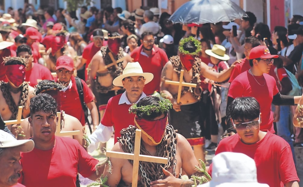Hombres cubiertos de la cara y con espinas en brazos y piernas realizaron un recorrido de más de 5 kilómetros sobre alfombras hechas con aserrín. Foto: Omar Contreras/ EL UNIVERSAL