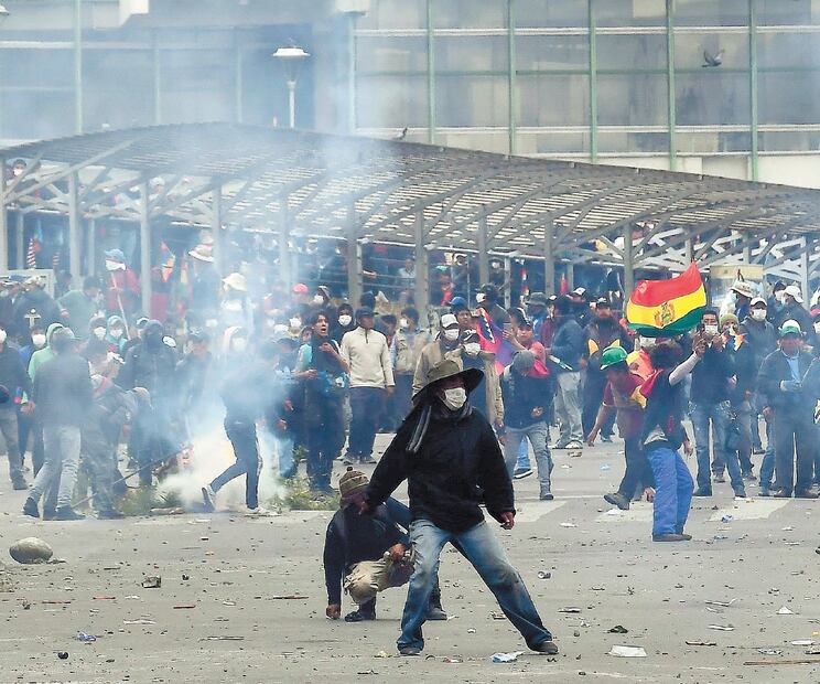 Seguidores del expresidente boliviano, Evo Morales, se enfrentaron ayer contra las fuerzas de seguridad en La Paz. Foto: RONALDO SCHEMIDT. AFP