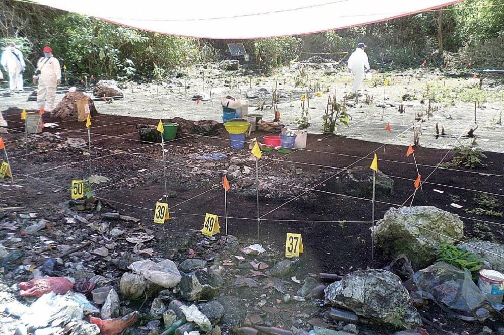 En el río y en el basurero de Cocula fueron recolectadas 63 mil muestras de fragmentos de huesos, ropa y cabello, pero sólo 0.12% fueron útiles para enviarlas a la Universidad de Innsbruck (ARCHIVO EL UNIVERSAL)