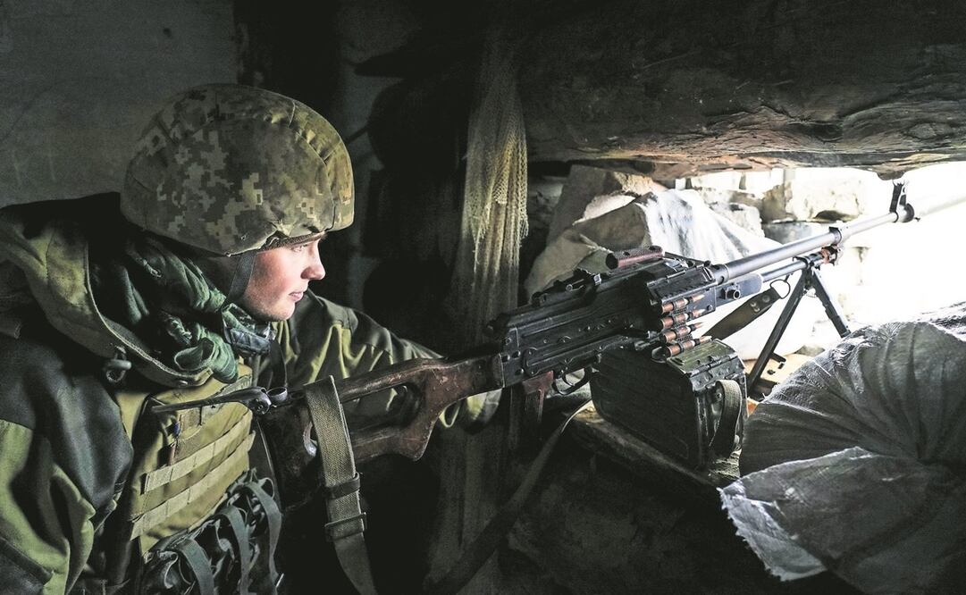 Un soldado ucraniano cerca del frente con separatistas respaldados por Rusia en Shyrokyne, en el este de Ucrania. Foto: Evgeniy Maloletka. AP