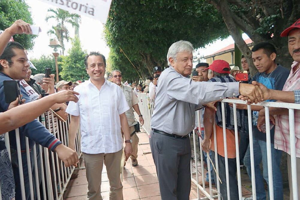Andrés Manuel López Obrador dijo que no aceptaría asignación de elementos federales de seguridad para su protección, pues afirma que la violencia la viven todos los mexicanos. (ESPECIAL)