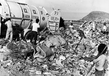 Las manos que seleccionan la basura