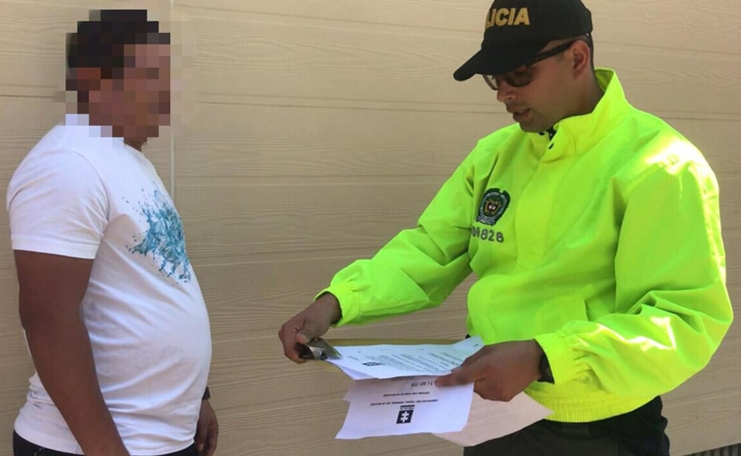 Un narcotraficante colombiano, identificado como “Aquiles” es procesado por un oficial de la Policía Nacional de Colombia. Foto: Policía Nacional de Colombia