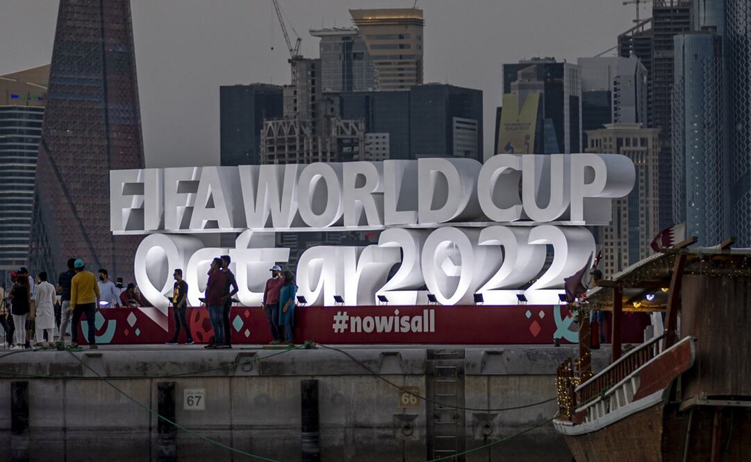 Letras de la Copa del Mundo en un punto de reunión en Qatar - FOTO: EFE