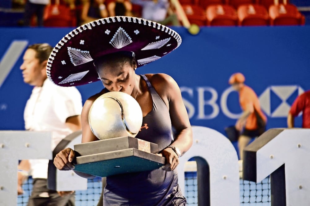 Sloane Stephens posó orgullosa con la Pelota de Plata y sombrero de charro (DASSAEV TÉLLEZ. EL UNIVERSAL)