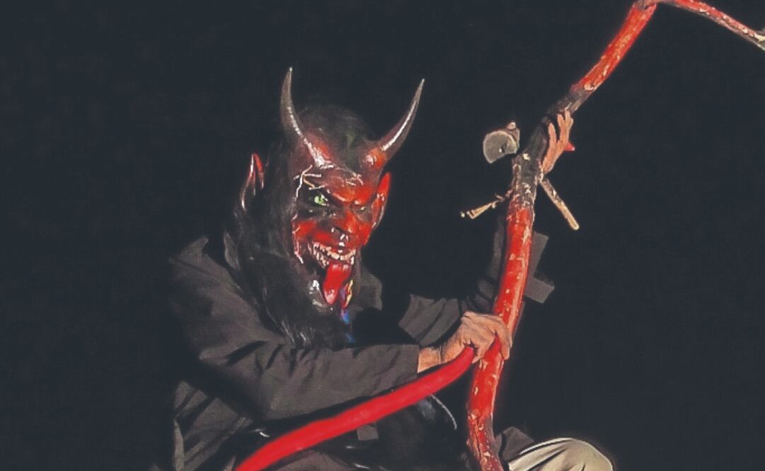 Quien personifica al Diablo, en este caso, Juan Carlos Encinas Morales, debe pernoctar en la oscuridad de los peñascos del cerro por 40 días, en los que vive aislado de su familia y la comunidad. Foto: de Javier Escobar