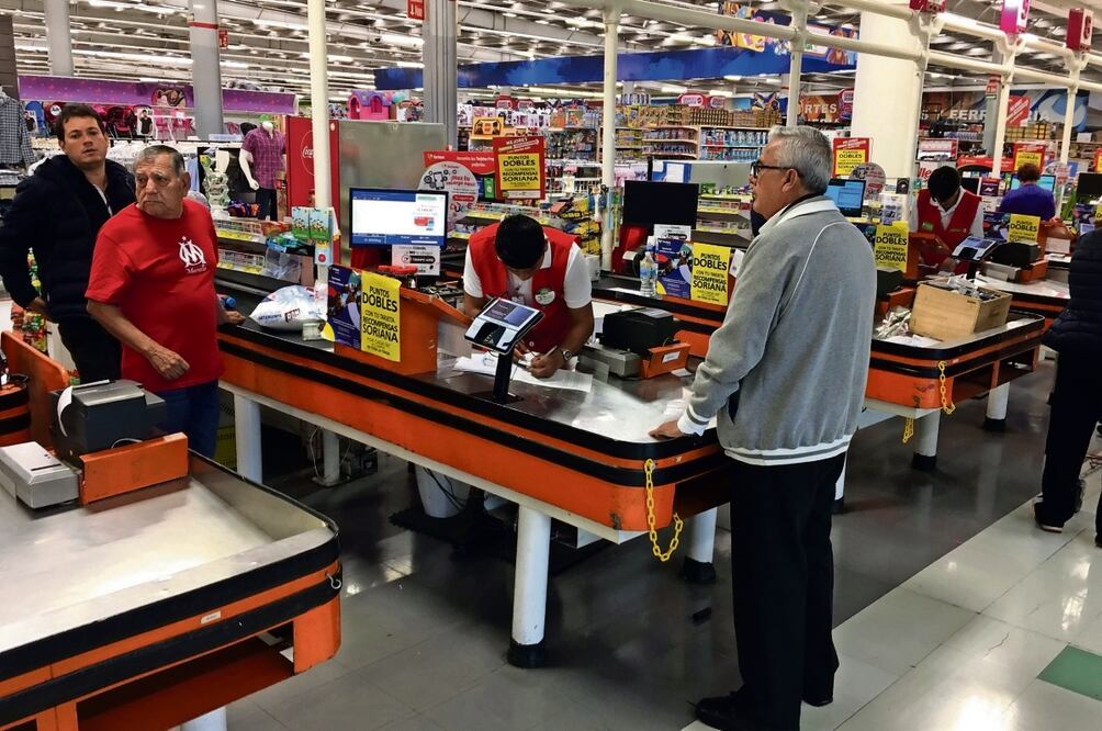 El consumidor cambió su manera de comprar y hasta los medios de comunicación que emplea, señaló EY. Foto: Archivo El Universal