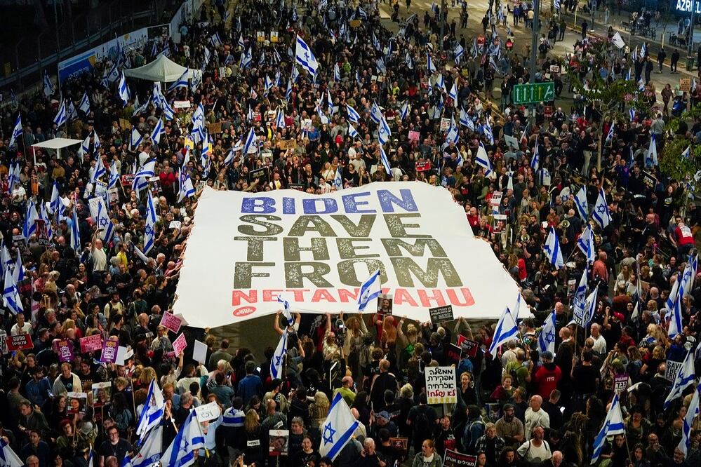 Israelíes protestan en Tel Aviv contra el gobierno del primer ministro israelí Benjamin Netanyahu y piden la liberación de los rehenes retenidos en la Franja de Gaza por el grupo militante Hamas. Además de la guerra en Gaza, Netanyahu enfrenta las amenazas de ataque de Irán, por lo que anunció estado de alerta. FOTO: OHAD ZWIGENBERG. AP