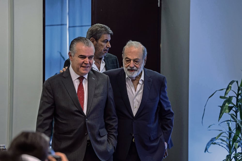 Carlos Slim Helú apareció con Francisco Cervantes (izq.), consejero de Minera Frisco, de Grupo Carso, y Arturo Elías Ayub, director de Alianzas Estratégicas y Contenidos de América Móvil. Foto: Gabriel Pano