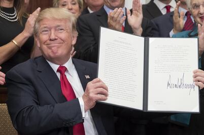 Trump firma decreto para flexibilizar el Obamacare
