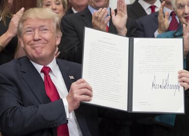 Trump firma decreto para flexibilizar el Obamacare