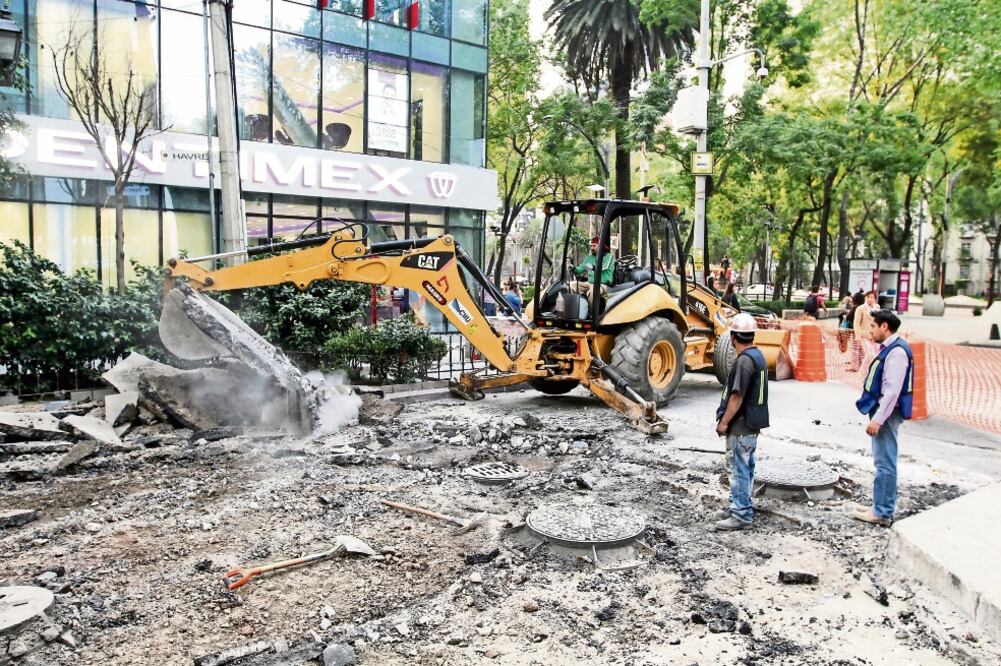 El delegado en Cuauhtémoc dijo que entabló un diálogo con Diana Sánchez Barrios, una de las dirigentes de vendedores en vía pública de la Zona Rosa, quienes desistieron de frenar las obras. (GERMÁN GARCÍA. EL UNIVERSAL)