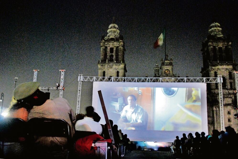 Proyectan "Cronos", película de Guillermo del Toro en el Zócalo de la Ciudad de México . Foto: Especial