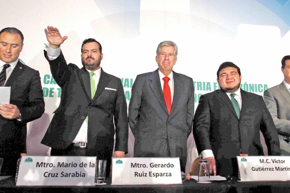Mario de la Cruz rinde protesta como nuevo presidente de la Canieti, mientras Gerardo Ruiz Esparza, secretario de Comunicaciones y Transportes, y Víctor Gutiérrez, presidente saliente, atestiguan el acto (FRANCISCO GARCÍA.NOTIMEX)