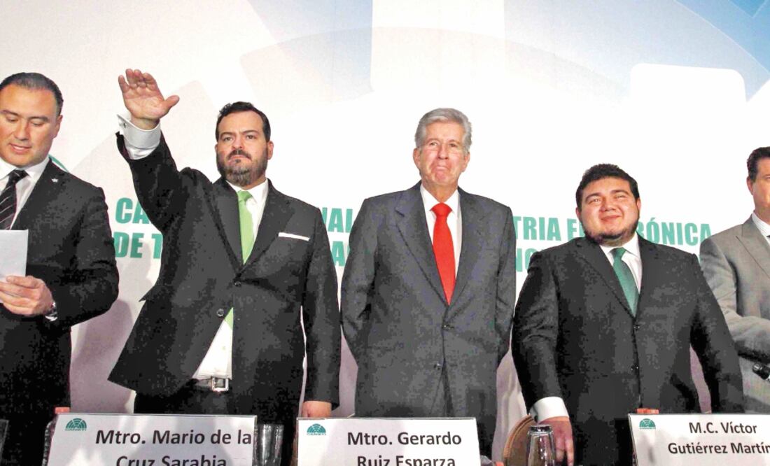 Mario de la Cruz rinde protesta como nuevo presidente de la Canieti, mientras Gerardo Ruiz Esparza, secretario de Comunicaciones y Transportes, y Víctor Gutiérrez, presidente saliente, atestiguan el acto (FRANCISCO GARCÍA.NOTIMEX)