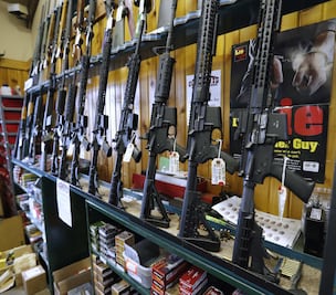 Gobierno de Trump busca prohibir dispositivos que aumentan potencia de armas