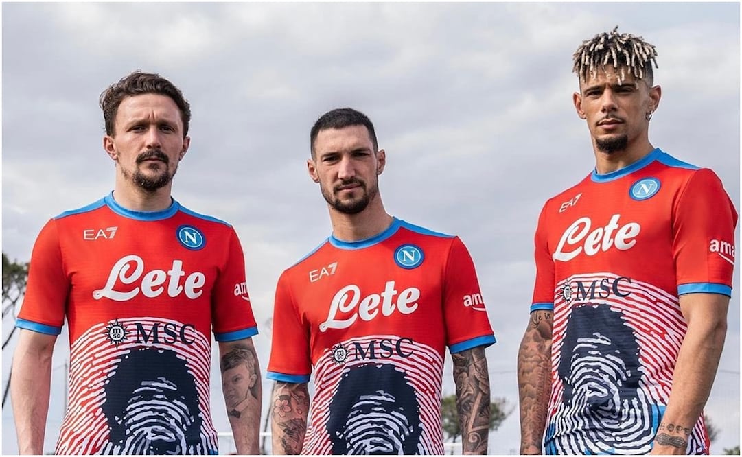 Napoli y Chucky Lozano presentan nuevo uniforme dedicado a Maradona / FOTO: Twitter: @sscnapoliES
