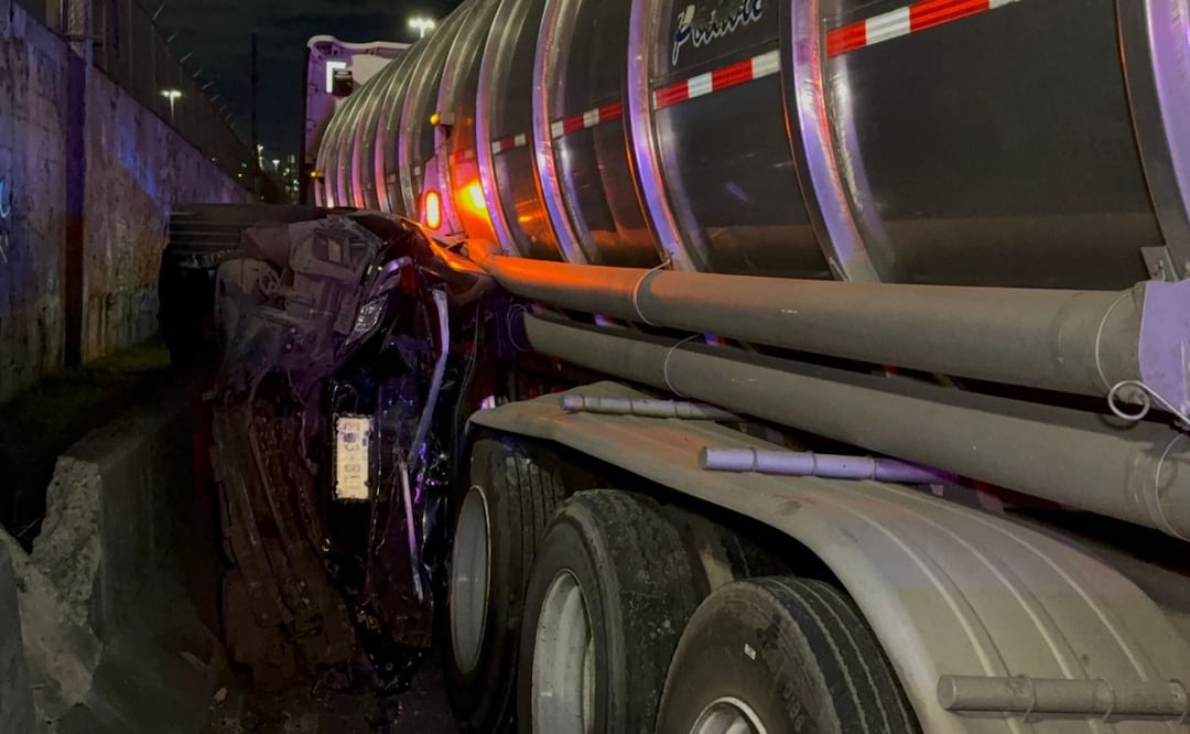 Pipa de agua se estrella contra muro de la Línea A del Metro; auto queda aplastado en Iztapalapa. Foto: Especial