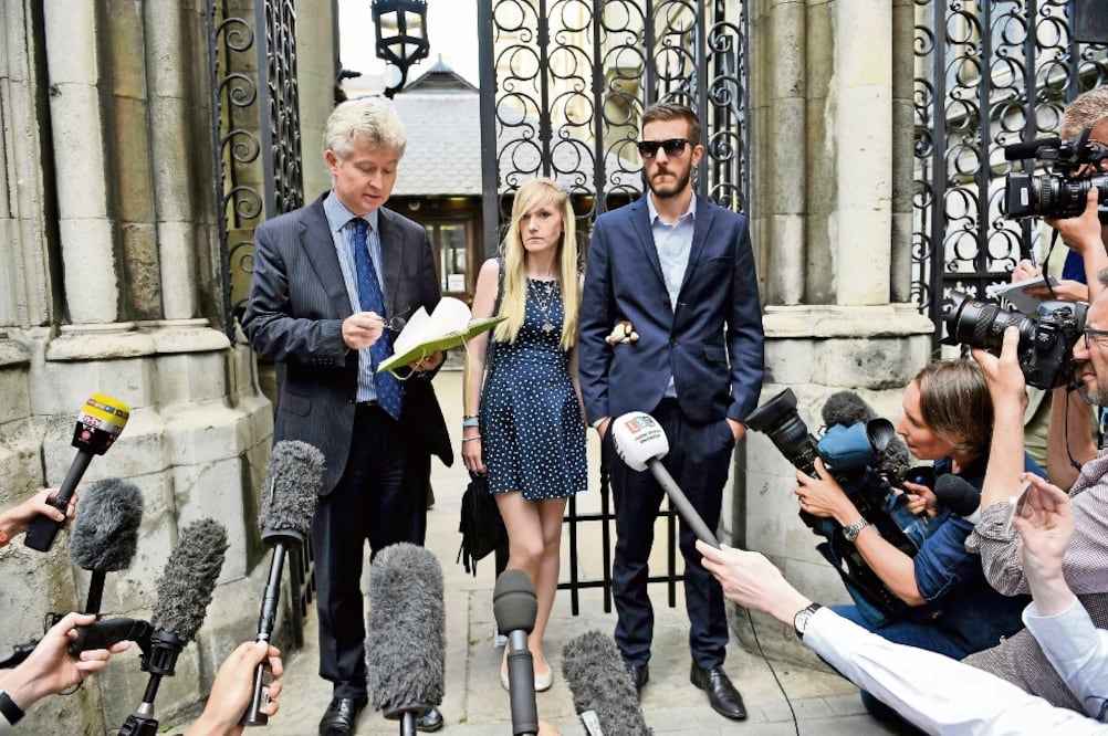 Los papás del bebé Charlie, Connie Yates y Chris Gard, dieron una declaración a través de un amigo de la familia, al salir ayer de la corte, donde se define el futuro de su hijo, quien padece una enfermedad mortal (NICK ANSELL. AP)