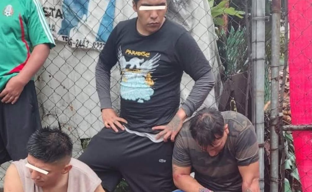 Vehículo cae a canal de agua en Tlalnepantla; tres personas resultan lesionadas.
Foto: Especial.