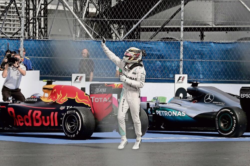 El británico conservó la pole y, aunque se saltó la chicana en la segunda curva, no fue sancionado para irse solitario hasta el final (ALEJANDRO ACOSTA. EL UNIVERSAL)