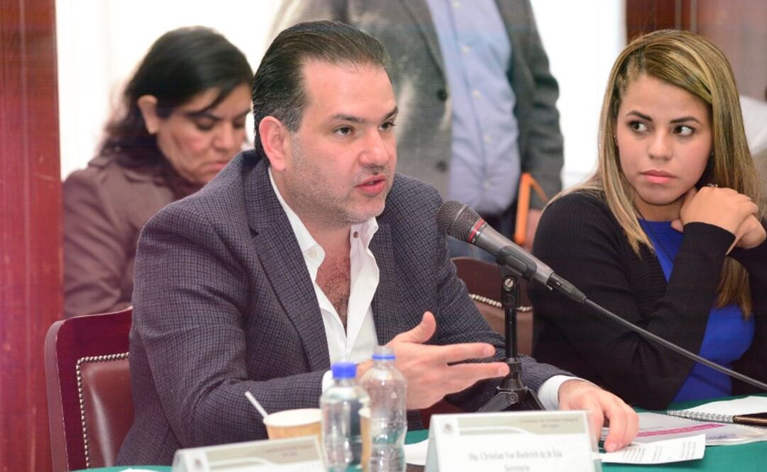 El panista Christian Von Roehrich lo aprovechó para que el pleno hiciera lo mismo con su propuesta para inocular a los trabajadores la Asociación Nacional de Farmacias de México. Foto: Especial