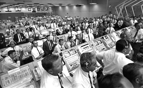 Personal del Centro de Control de Lanzamiento observa el despegue del Apolo 11 desde una ventana. JoAnn Morgan aparece sentada en la tercera fila. Foto: @NASA.