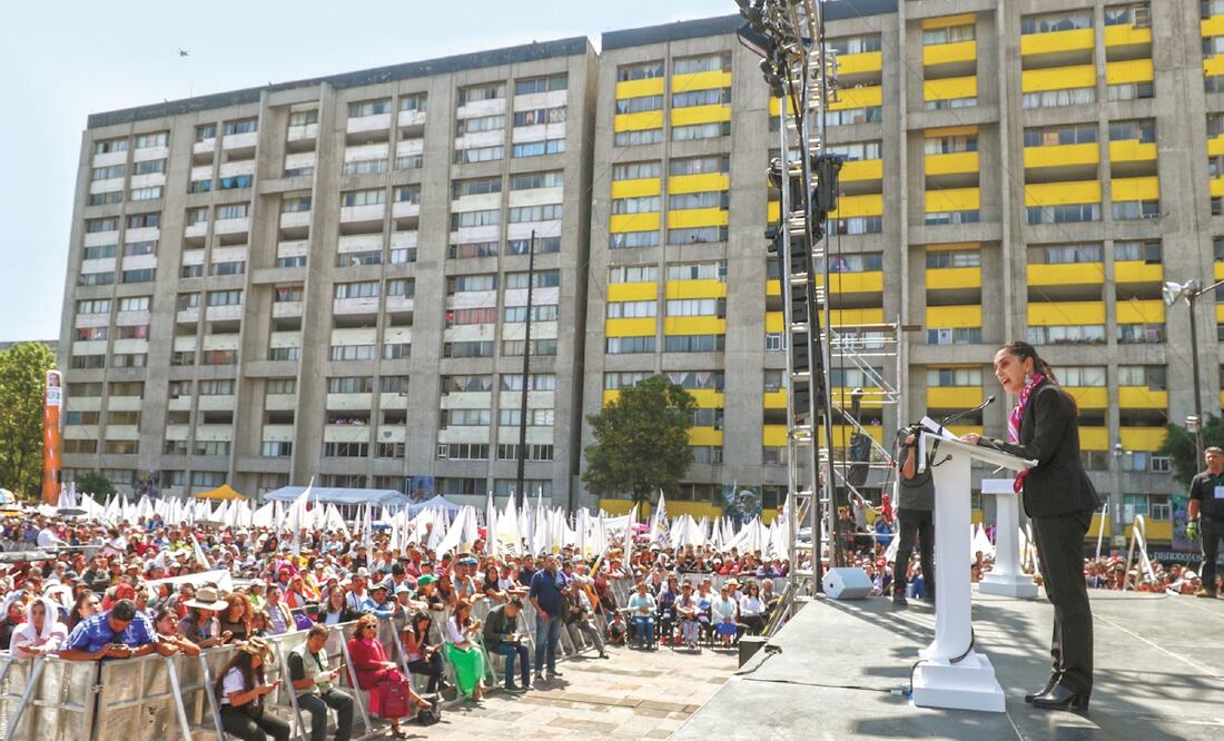 Acompañada por alcaldes e integrantes de su gabinete, Claudia Sheinbaum Pardo reconoció, ante miles de asistentes a la Plaza de las Tres Culturas, que todavía falta mucho por hacer en la Ciudad de México, pero que está en el camino correcto. DIEGO SIMÓN