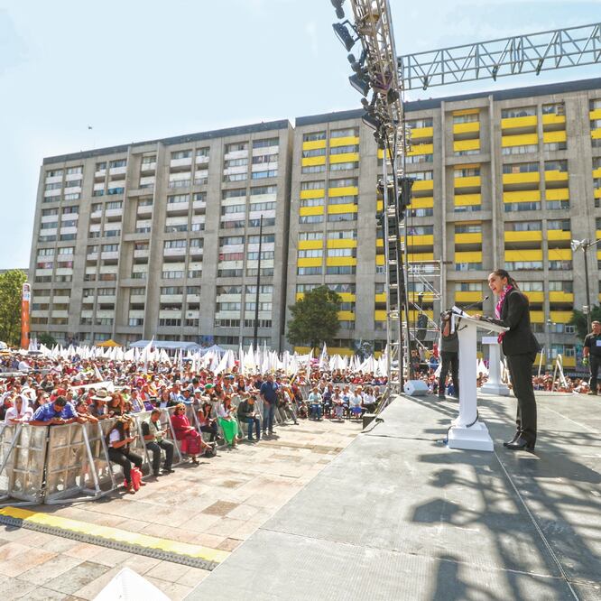 Acompañada por alcaldes e integrantes de su gabinete, Claudia Sheinbaum Pardo reconoció, ante miles de asistentes a la Plaza de las Tres Culturas, que todavía falta mucho por hacer en la Ciudad de México, pero que está en el camino correcto. DIEGO SIMÓN